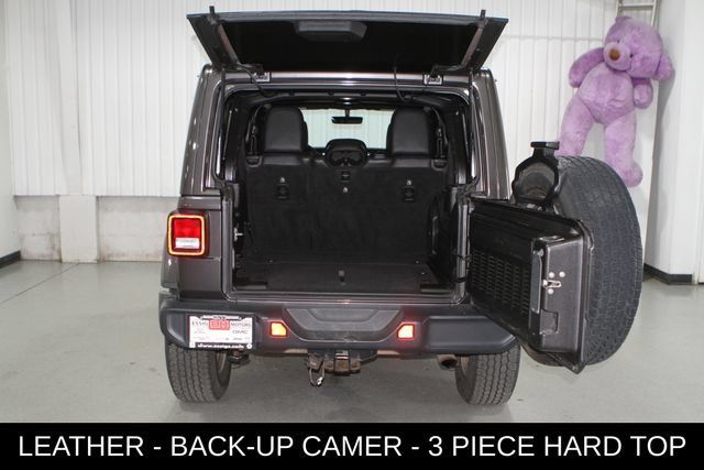 Used 2018 Jeep Wrangler Unlimited Sahara AWD/4WD image 32