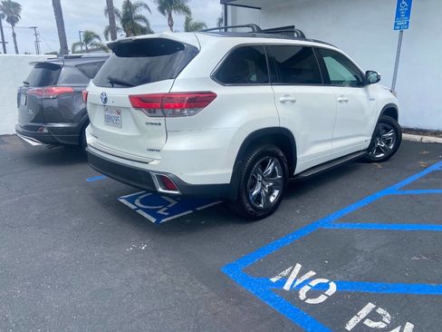 Used 2017 Toyota Highlander Limited Platinum AWD/4WD image 3