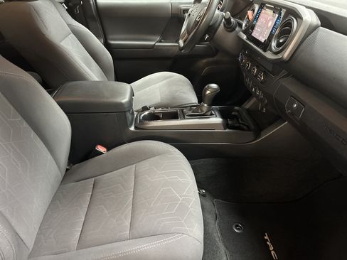 Used 2019 Toyota Tacoma TRD Off-Road w/ Technology Package AWD/4WD image 33