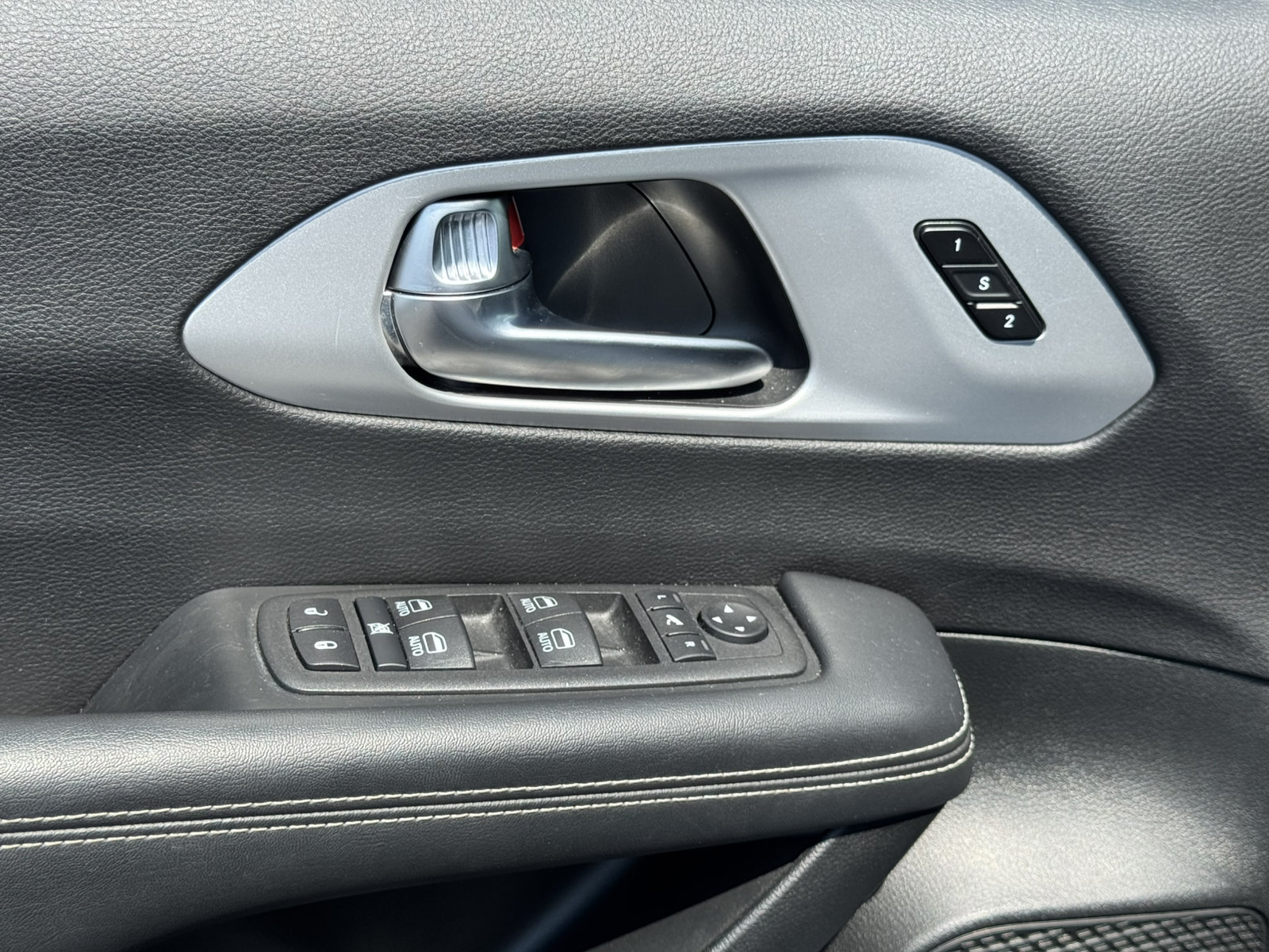 Used 2025 Chrysler Pacifica Limited FWD image 13