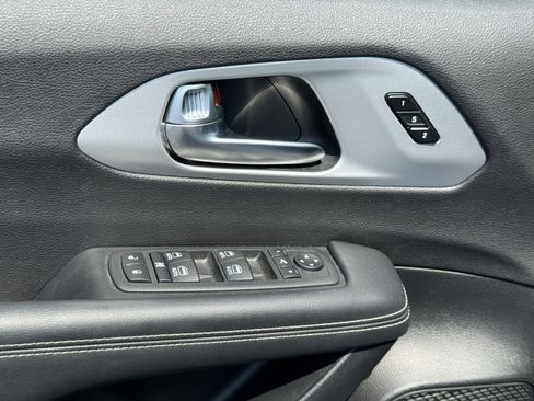 Used 2025 Chrysler Pacifica Limited FWD image 13