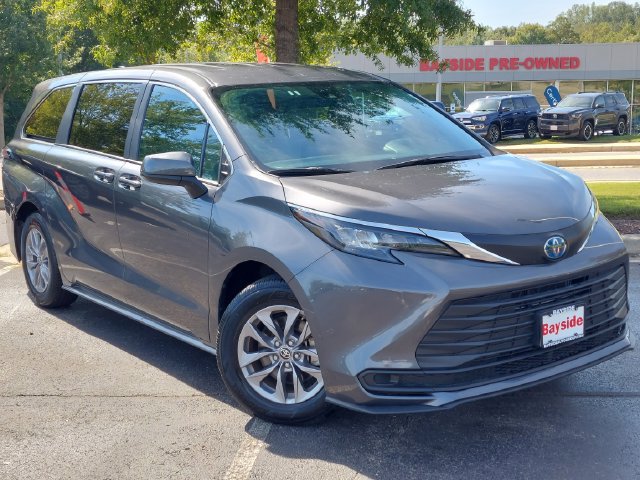 Used 2025 Toyota Sienna LE FWD image 2
