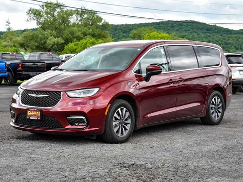 Certified 2023 Chrysler Pacifica Touring-L w/ Uconnect Theater Family Group FWD image 7