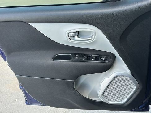 Used 2018 Jeep Renegade Latitude w/ Popular Equipment Group image 19