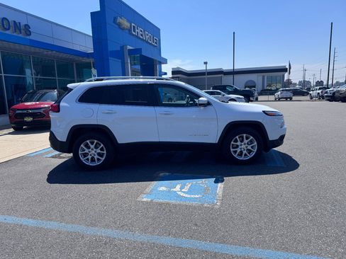 Used 2018 Jeep Cherokee Latitude w/ Cold Weather Group AWD/4WD image 8