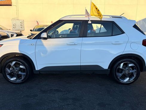 Used 2024 Hyundai Venue SEL image 10