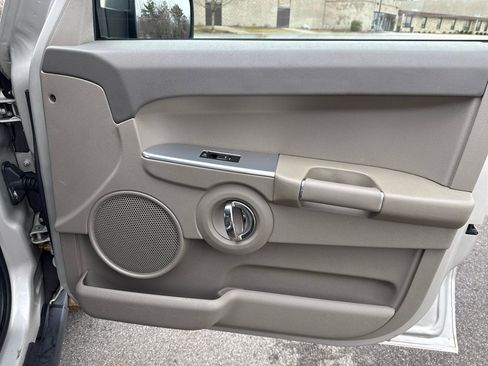 Used 2009 Jeep Commander Sport image 19