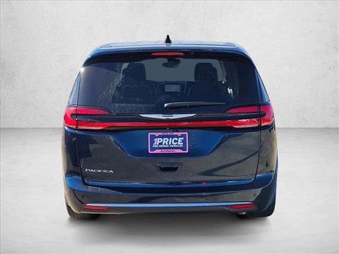 Used 2023 Chrysler Pacifica Touring-L image 6