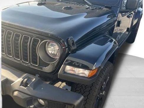 Used 2025 Jeep Gladiator Sport AWD/4WD image 2