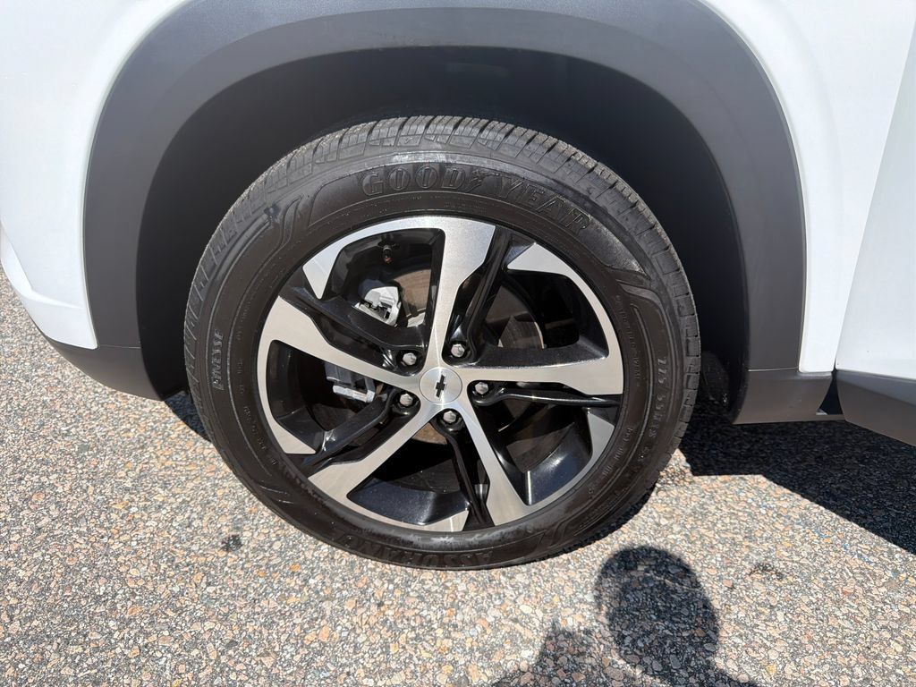 Certified 2026 Chevrolet Trax RS w/ Driver Confidence Package FWD image 27