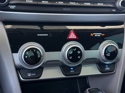 Used 2019 Hyundai Elantra SE FWD image 19