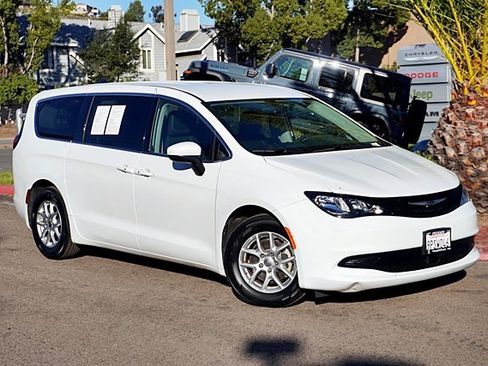 Certified 2022 Chrysler Voyager LX image 3