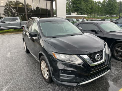 Used 2017 Nissan Rogue SV FWD image 2