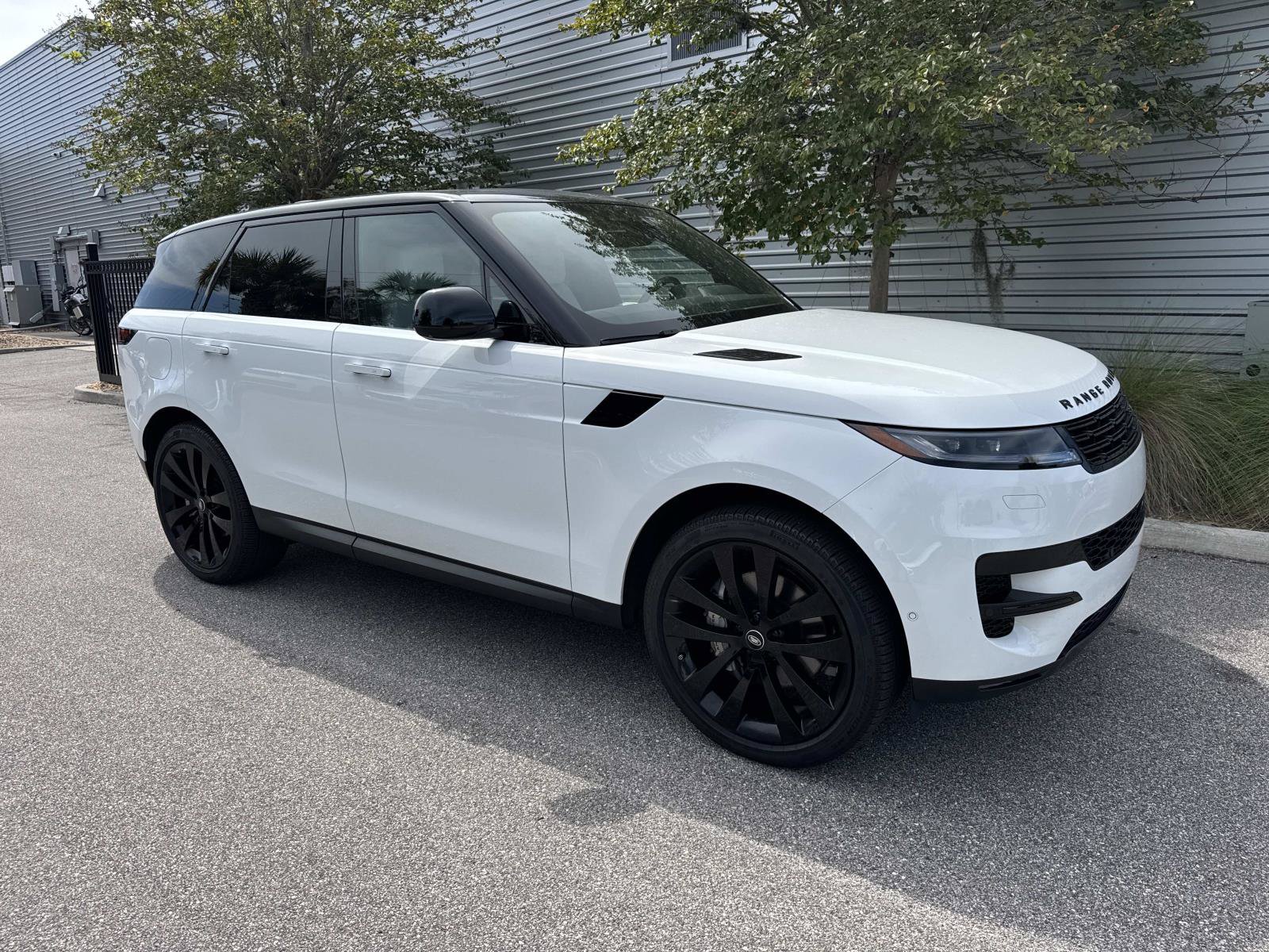 Certified 2025 Land Rover Range Rover Sport SE AWD/4WD image 4