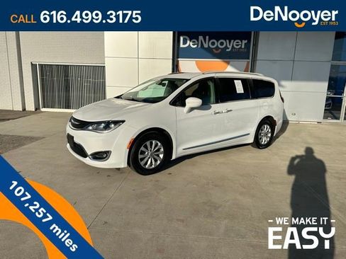 Used 2018 Chrysler Pacifica Touring-L image 1