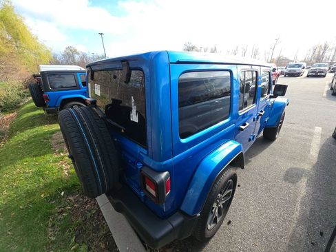 Used 2024 Jeep Wrangler Unlimited w/ Convenience Group AWD/4WD image 6