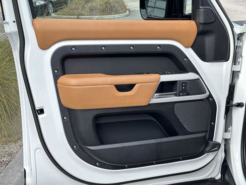 Used 2023 Land Rover Defender 110 SE image 18