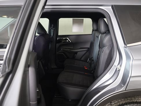 Used 2024 Mitsubishi Outlander SE Black Edition image 31