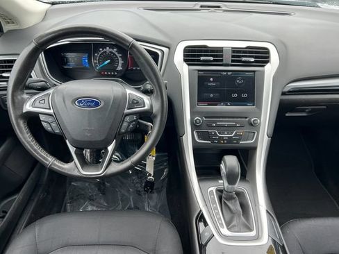 Used 2016 Ford Fusion SE FWD image 2