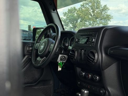 Used 2018 Jeep Wrangler Sahara w/ Connectivity Group AWD/4WD image 36