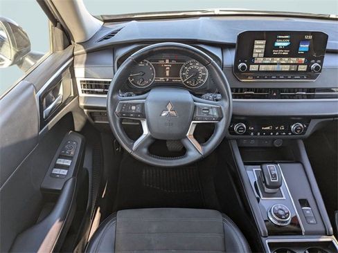 Used 2024 Mitsubishi Outlander SE image 15