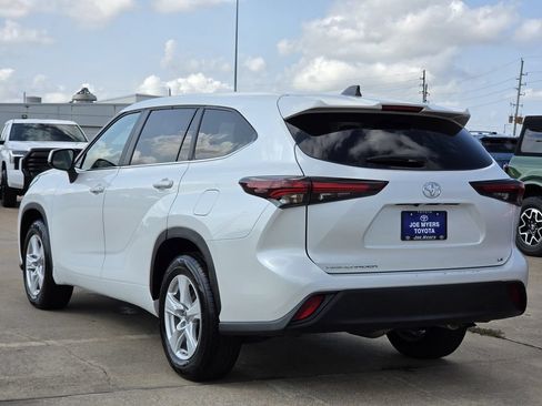 Used 2025 Toyota Highlander LE FWD image 7