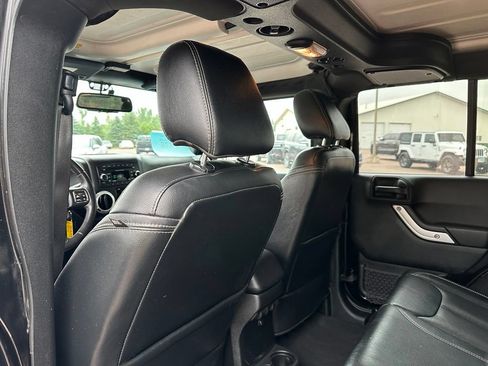 Used 2018 Jeep Wrangler Unlimited Sahara AWD/4WD image 21