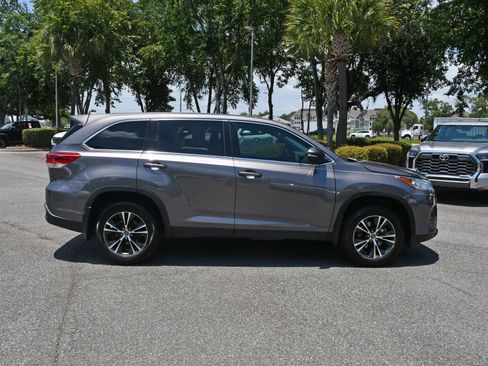 Used 2019 Toyota Highlander LE FWD image 5