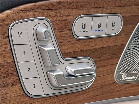 Used 2025 Mercedes-Benz GLS 450 4MATIC image 3