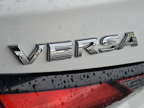 Used 2024 Nissan Versa SV FWD image 11