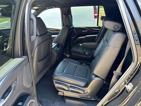 Used 2022 Cadillac Escalade Luxury AWD/4WD image 10