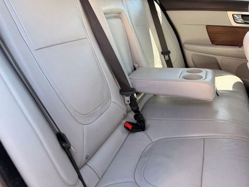 Used 2015 Jaguar XF Premium RWD image 33