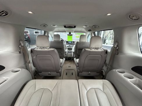 Used 2018 Chrysler Pacifica Touring-L image 18