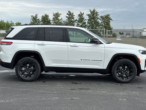 New 2026 Jeep Grand Cherokee Altitude image 2