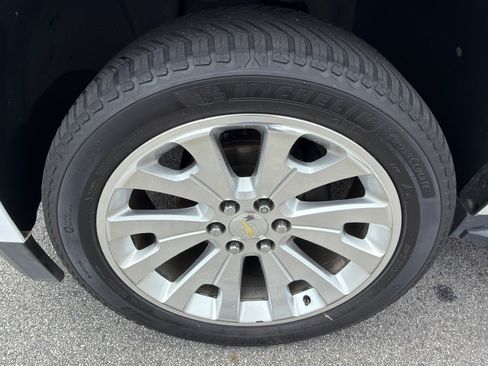 Used 2020 Chevrolet Suburban LT RWD image 11