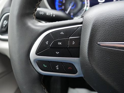 Used 2022 Chrysler Pacifica Touring-L image 12