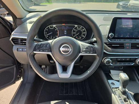 Used 2025 Nissan Altima 2.5 SV FWD image 11
