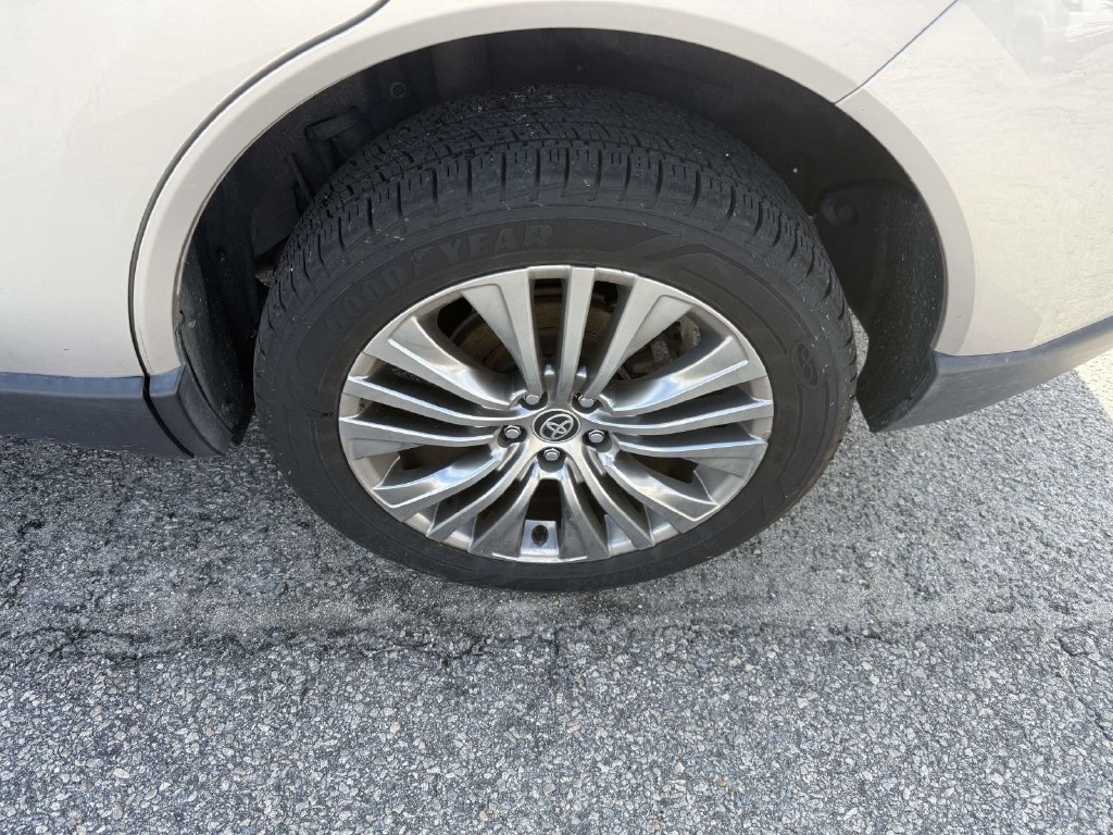 Used 2021 Toyota Venza XLE w/ Softex Package AWD/4WD image 9