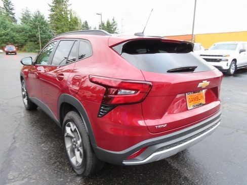 Used 2025 Chevrolet Trax LT w/ Driver Confidence Package FWD image 5