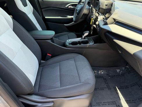 Used 2025 Chevrolet Trax LS w/ LS Convenience Package FWD image 12