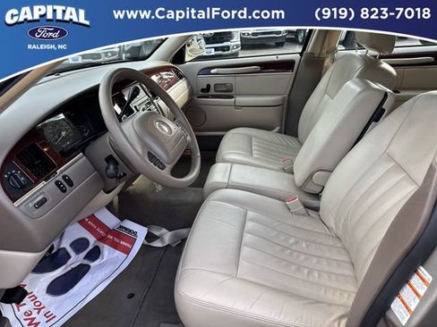 Used 2004 Lincoln Town Car Signature image 17