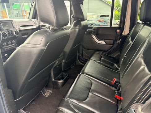 Used 2017 Jeep Wrangler Unlimited Sahara w/ Connectivity Group AWD/4WD image 11