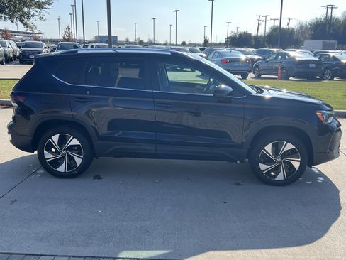 Certified 2025 Volkswagen Taos SE w/ Panoramic Sunroof Package image 11