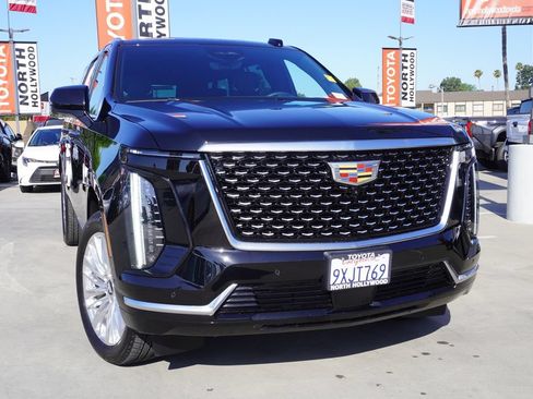 Used 2026 Cadillac Escalade ESV Luxury RWD image 2