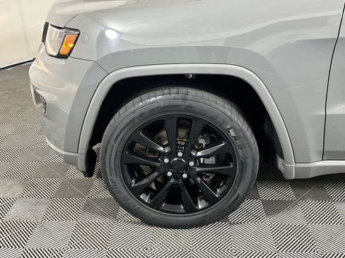 Used 2020 Jeep Grand Cherokee Altitude RWD image 11