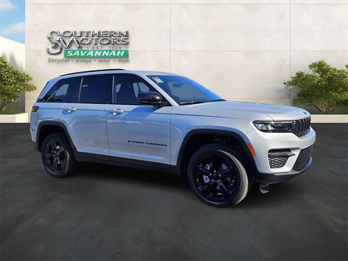 New 2025 Jeep Grand Cherokee Altitude RWD image 7