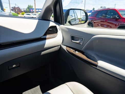 Used 2020 Toyota Sienna XLE FWD image 11