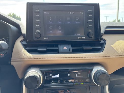 Used 2022 Toyota RAV4 LE FWD image 22