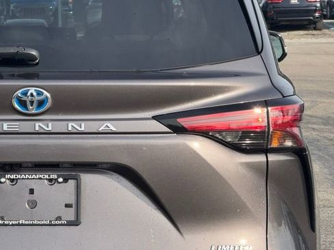 Used 2021 Toyota Sienna Limited image 5