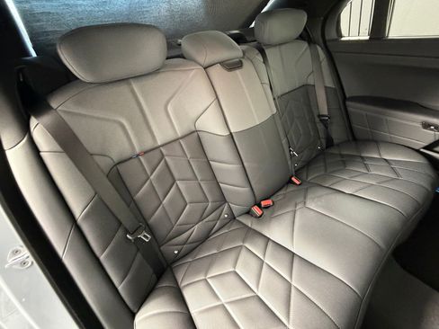 Used 2026 BMW 760i xDrive w/ Executive Package AWD/4WD image 32